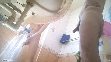 变态渣男浴室暗藏摄像头偷拍D奶网红洗澡洗逼分手后故意流出