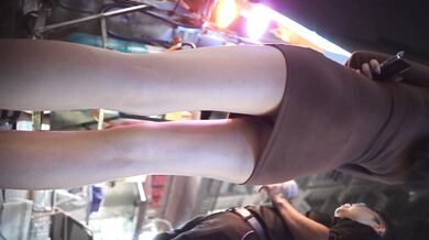 大神夜市步行街尾随偷拍模特身材身高175长腿吊带包臀裙美女性感骚窄内裤